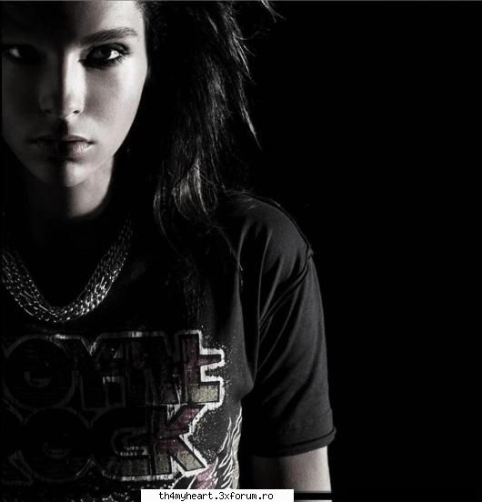 asta mi s pare ca e de pe site-ul lor.. :rolleyes: poze cu bill kaulitz!