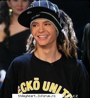 ce zambet are!!! :nebun:  :nebun:  :nebun: 

cad .......... :rotfl: poze cu tom kaulitz!